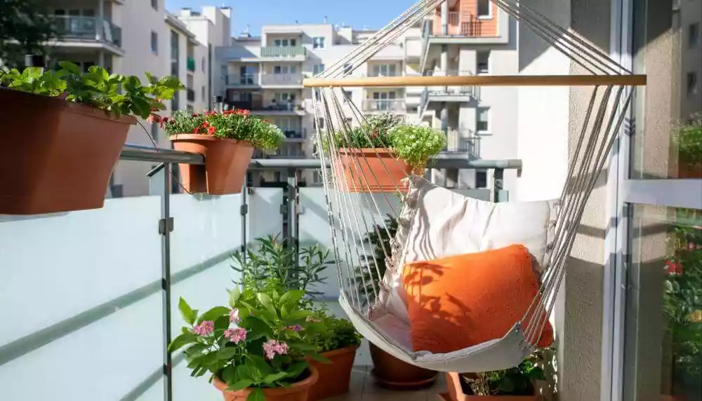 kleiner Balkon mit Hängesessel