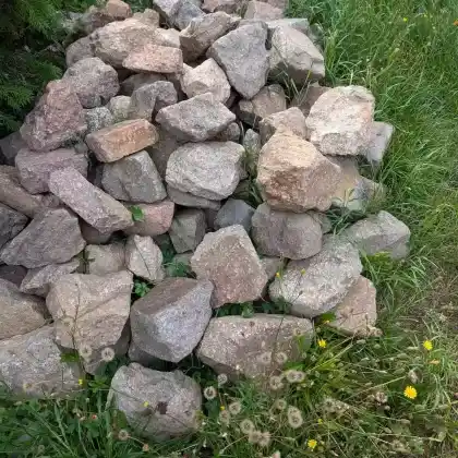 Steinhaufen, sonnig