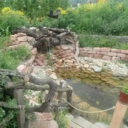 Stapel aus Ziegelsteinen und Dachziegeln